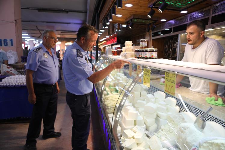 Bayraklı'da pazar yerlerine sıkı denetim